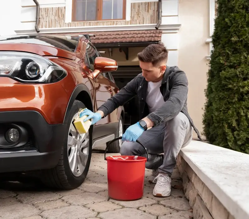 Lavage auto à domicile Paulhac-en-Margeride : professionnel intervenant sur un véhicule
